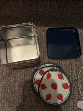 Potpourri Press vintage Tin with Coasters